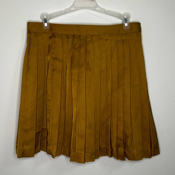 GAP Dresses & Skirts - NWT Gap gold pleated bow back detail skirt